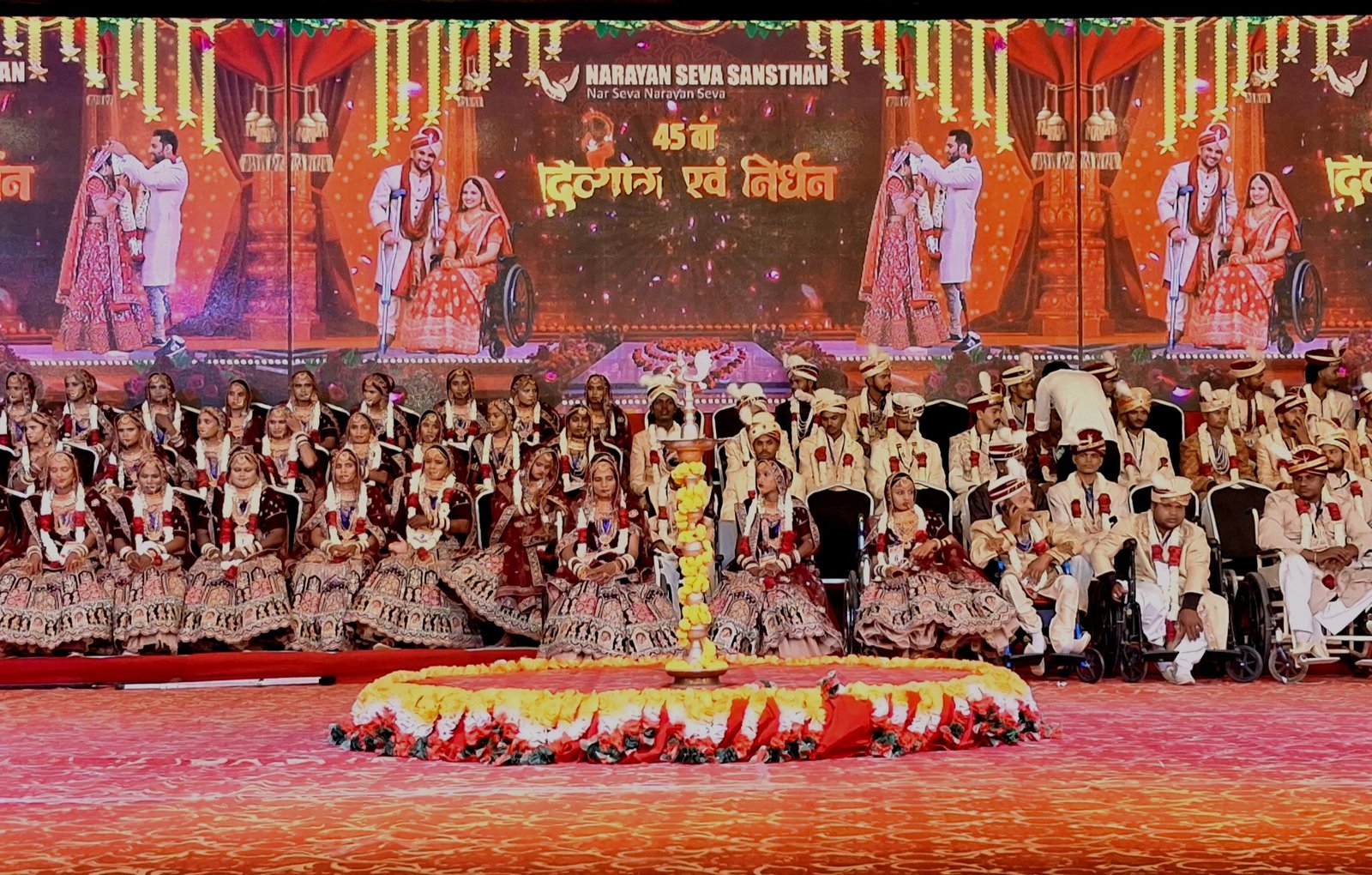 नारायण सेवा संस्थान में 51 जोड़ों का सामूहिक विवाह, दिव्यांग-निर्धन दंपतियों ने लिए सात फेरे